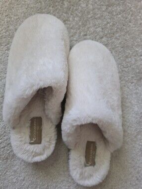 Koolaburra by UGG White Faux Fur Cozy Slippers Size 10